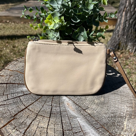 Poppy Wristlet - Picture 3 of 8